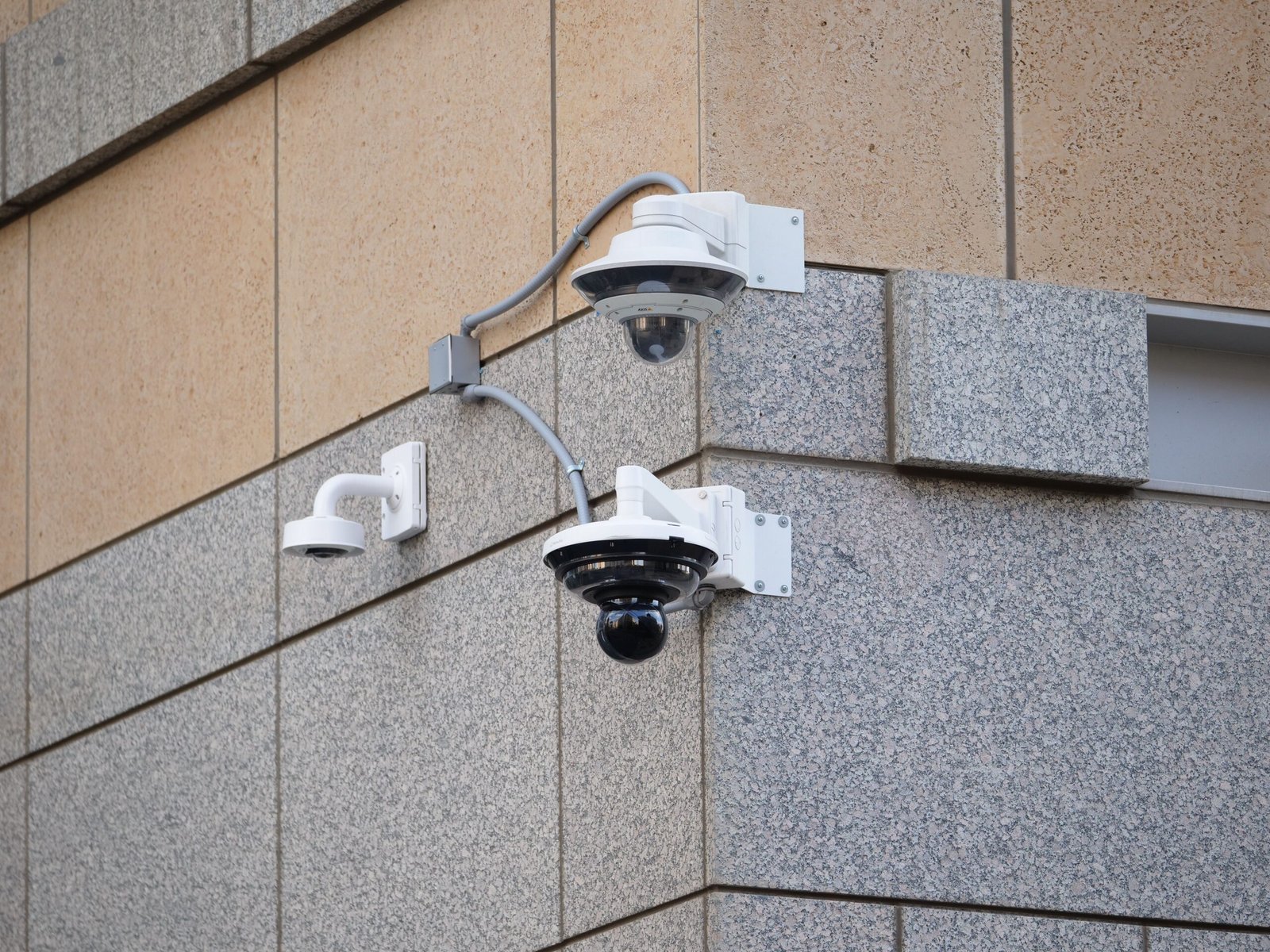 Home Cámaras de seguridad instaladas en fachada de un edificio