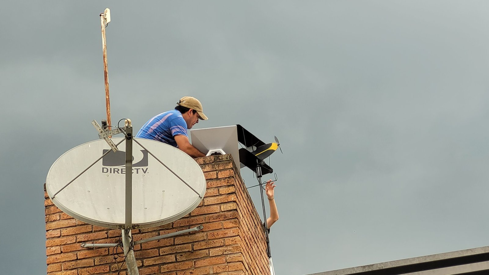 Home Antena Starlink instalada en techo de una vivienda en Argentina